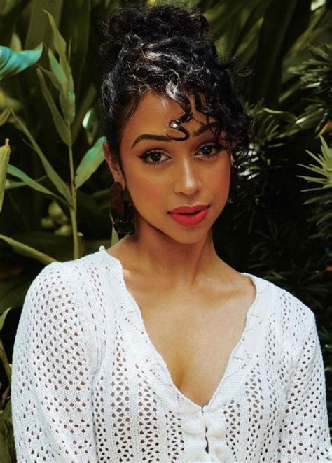 Liza Koshy Bio, Age, Boyfriend, Parents, Sisters, Net。